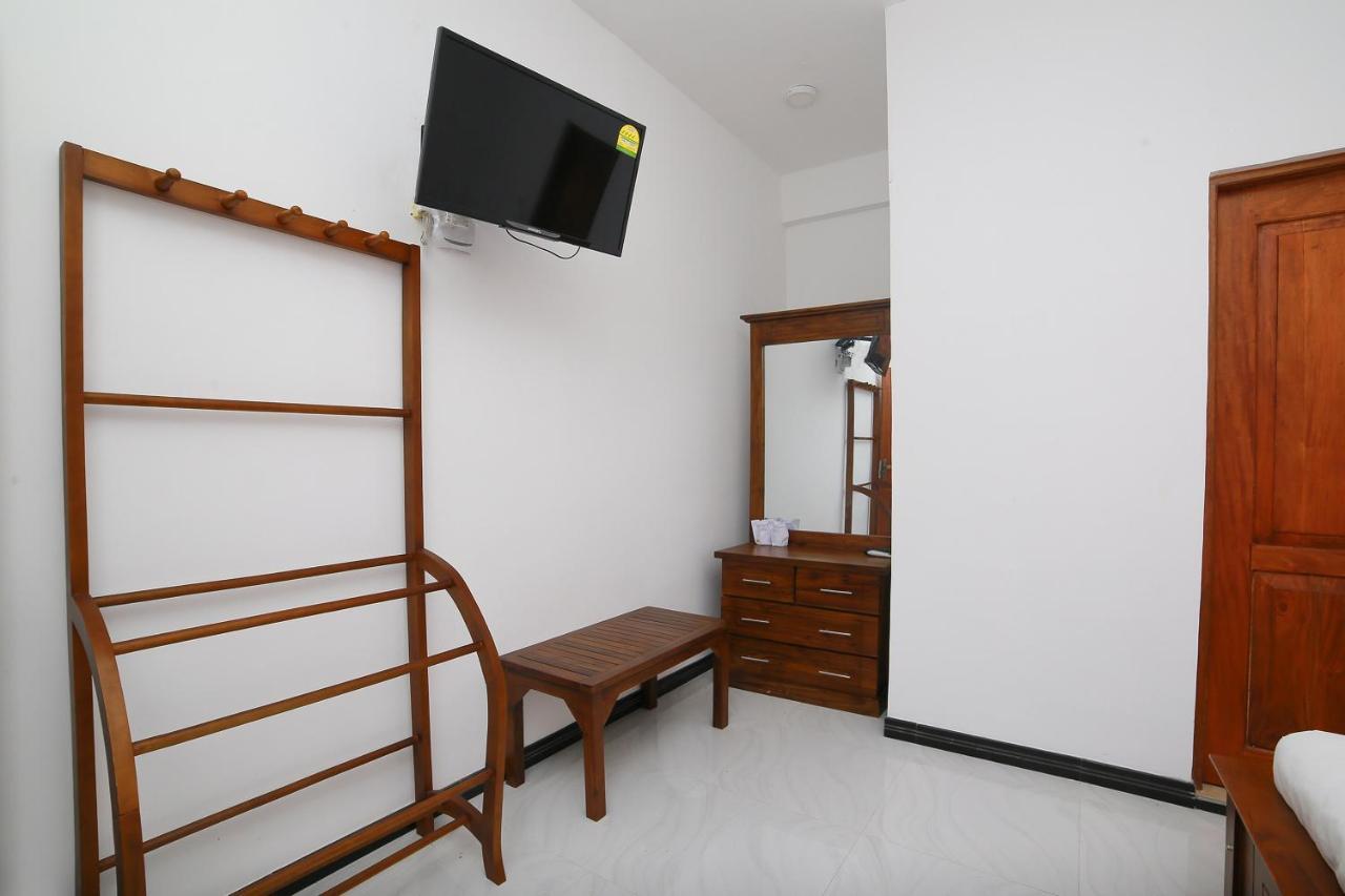 Oyo 278 Hotel Rivelka Kundasale Rom bilde